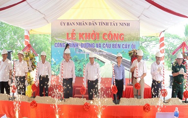 Khởi công xây dựng đường và cầu bến Cây Ổi kết nối xã Hòa Thạnh và Phước Vinh, huyện Châu Thành.